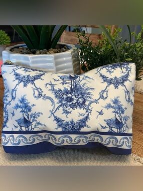 Estes Lauder Toile Zip Pouch